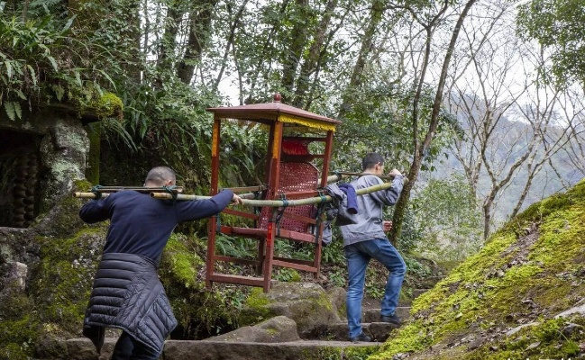 坐山轿探秘未知美景，独家旅游攻略，带你领略别样风光！