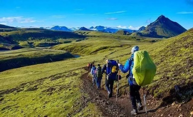 独家攻略兜风爬山之旅，征服高峰，沿途风光尽收眼底！