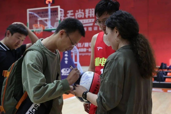 巩彬篮球之星璀璨闪耀，新闻头条聚焦篮球界巨星