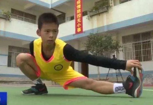 独臂少年的励志人生，挑战命运，书写非凡传奇