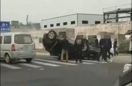 匡山路口车祸瞬间记录，现场震撼视频曝光